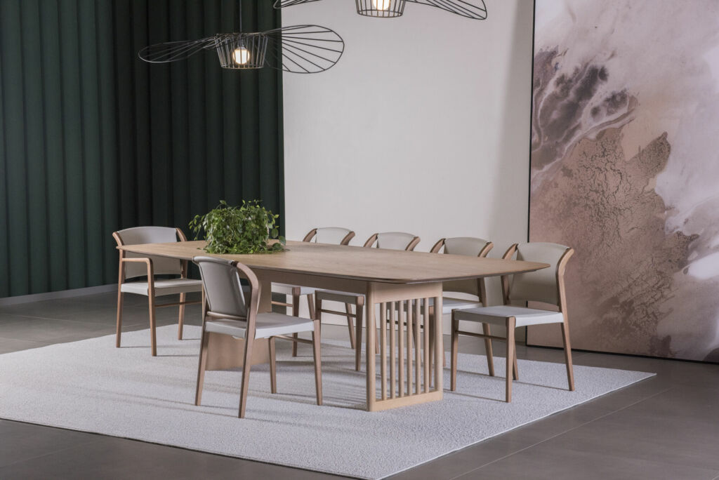 Luxo e Sofisticação: Elevato Casa chega ao site da Elevato 7 Mesa de jantar Flow da Gottems em madeira, com design moderno, pés imponentes e tampo arredondado, disponível na Elevato Casa.