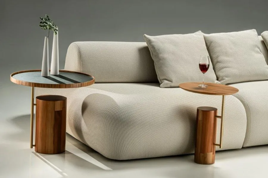 Luxo e Sofisticação: Elevato Casa chega ao site da Elevato 4 Mesa Lateral Rollin da Meridiano Design com tampo bandeja em recouro verde e detalhes em dourado, disponível na Elevato Casa.