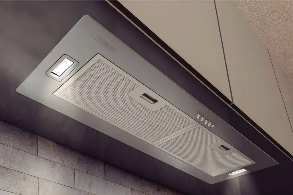 Coifa Tramontina Incasso 75 cm em inox acetinado, modelo embutido em armário de cozinha planejada, com iluminação LED e acabamento sofisticado.