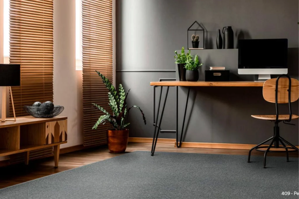 Carpete Belgotex: Modelos, Inspirações e Como escolher o ideal 4 Escritório residencial com mesa de madeira, plantas decorativas e carpete Belgotex Astral cinza no piso.