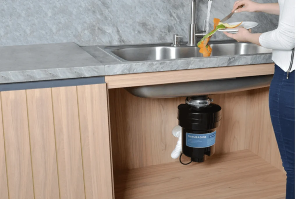 Triturador Tramontina: Praticidade e Inovação para sua cozinha 2 Mulher utilizando pia com Triturador de Resíduos Tramontina 0,75 HP instalado em cozinha moderna