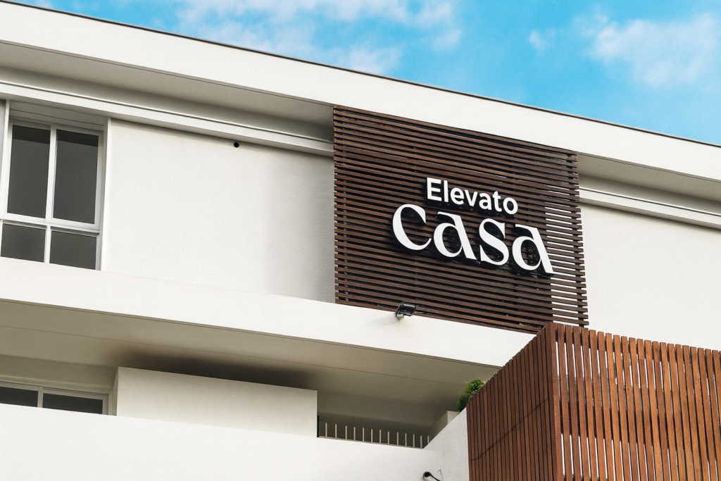 Luxo e Sofisticação: Elevato Casa chega ao site da Elevato 1 Imagem atual: Fachada moderna da loja Elevato Casa com design clean e detalhes em madeira