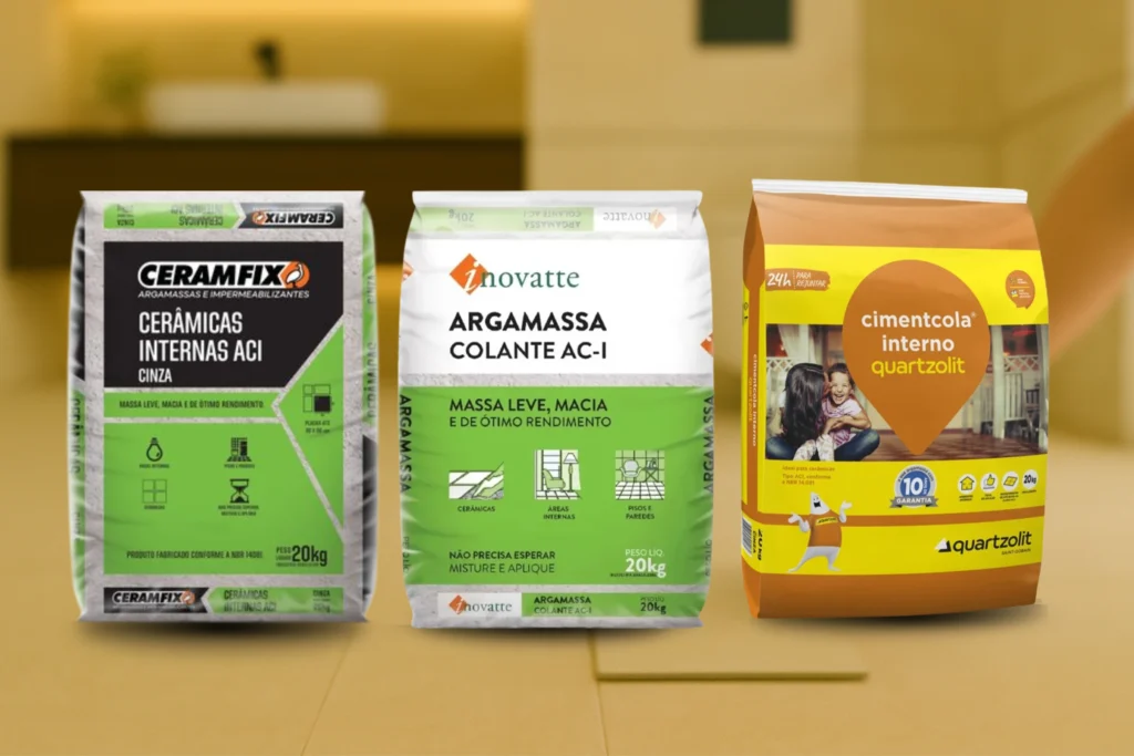 Argamassa AC1 para que serve: tipos, aplicações e dicas para a sua obra 1 Imagem atual: Argamassa AC1 Ceramfix, Inovatte e Quartzolit posicionadas em primeiro plano com fundo desfocado, em cenário moderno.
