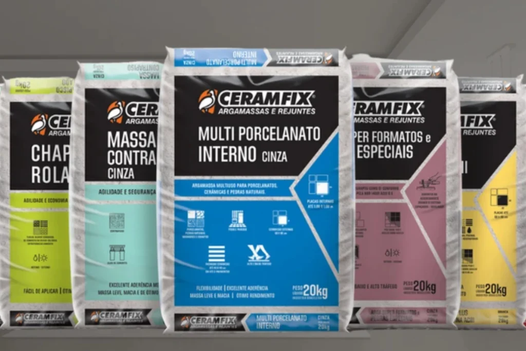 Argamassa AC1, AC2 e AC3: Diferenças e Para que Serve Cada Uma 1 Imagem atual: Sacos de argamassas e rejuntes Ceramfix em diferentes cores e finalidades, expostos em ambiente interno.
